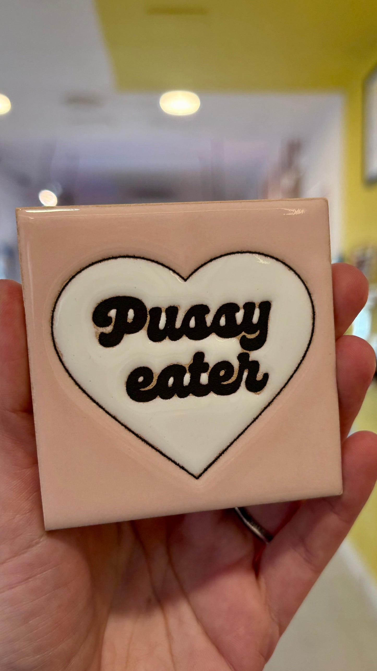 Imán Cerámica Cuerda Seca Pussy Eater – Alejandra Picart