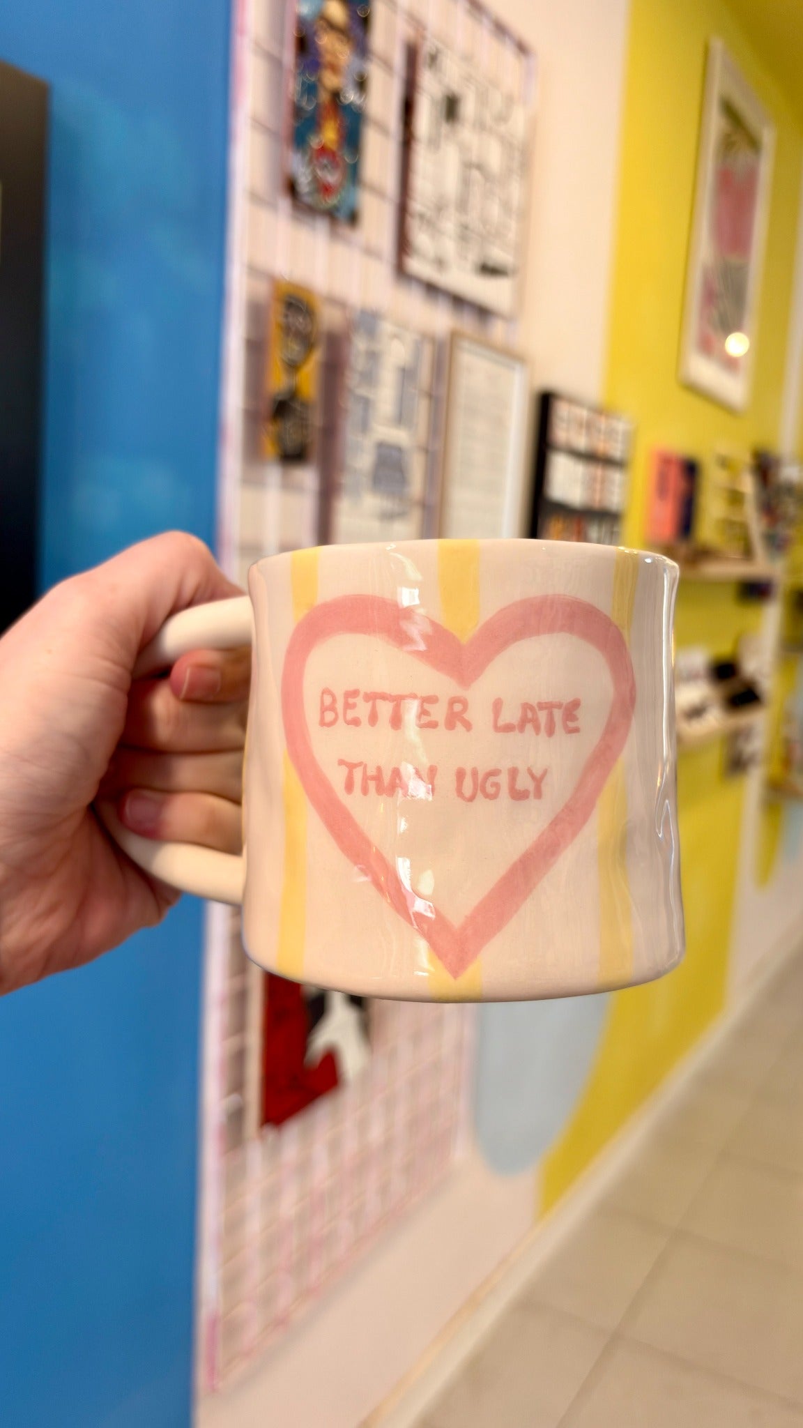 Taza “Better late than ugly” – Cerámica hecha a mano