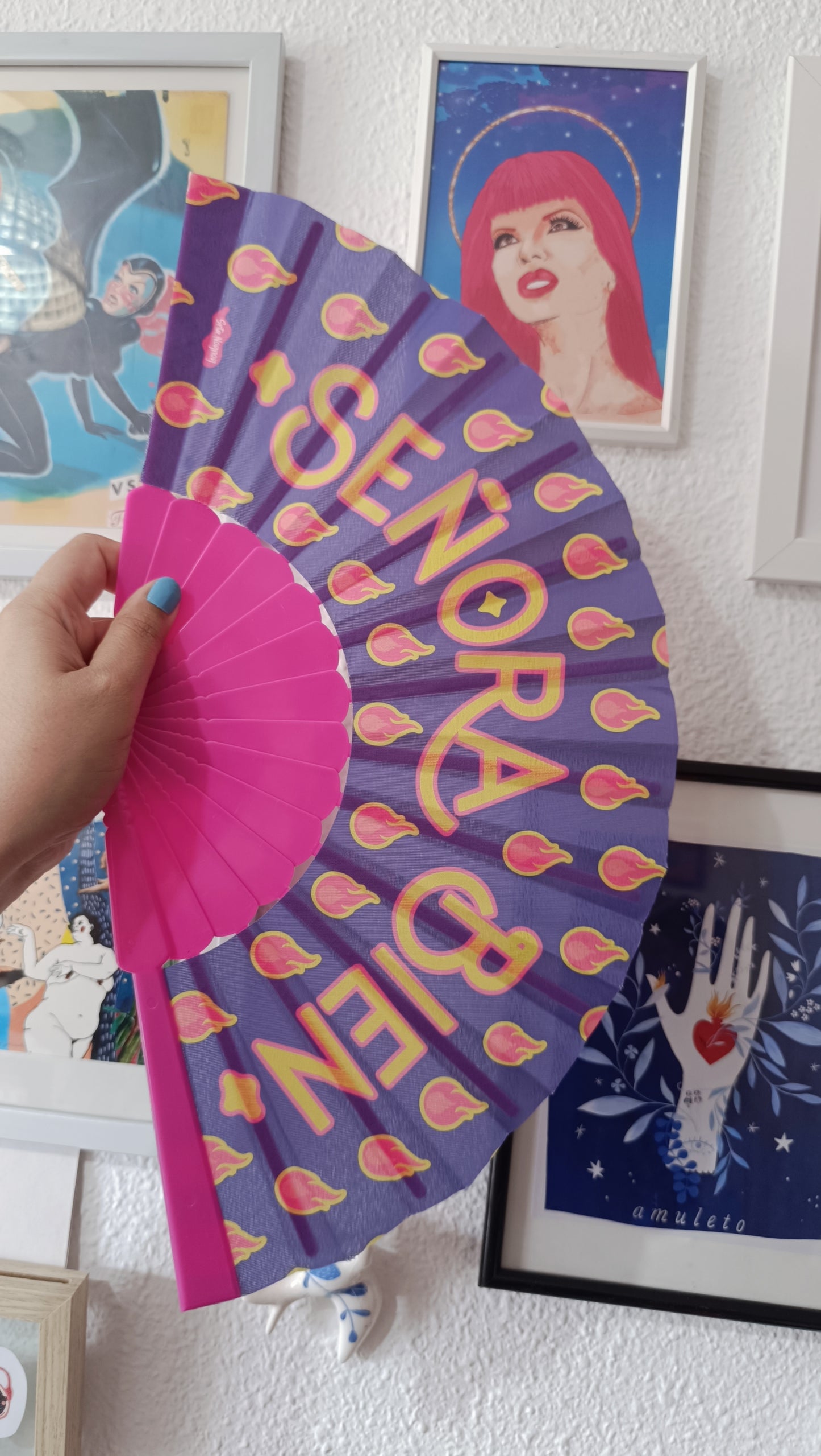 Abanico Ilustrado "Señora Bien" – Color Lila y Rosa