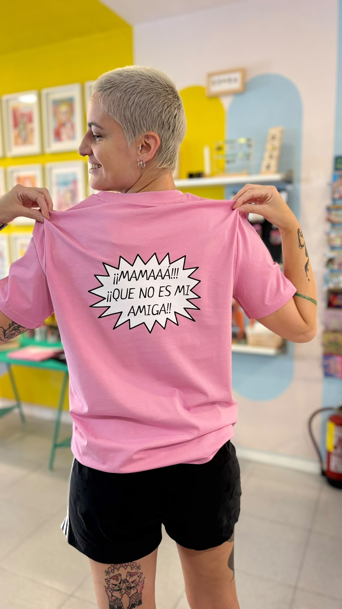 Camiseta "Mamá que no es mi amiga" Poison and Friends ft. Poc a Poc | 100% Algodón orgánico 180 gr. (Copia) (Copia) (Copia) (Copia)