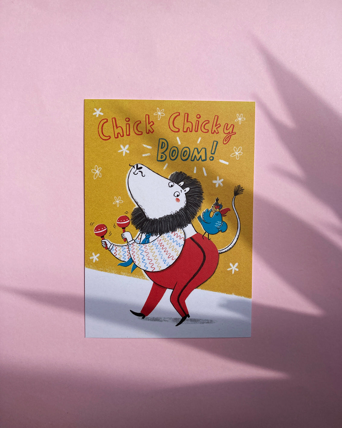 Tarjeta ilustrada impresa en papel de alta calidad. Diseño colorido y musical con aire retro. Regalo original y divertido. Obra de artista local.