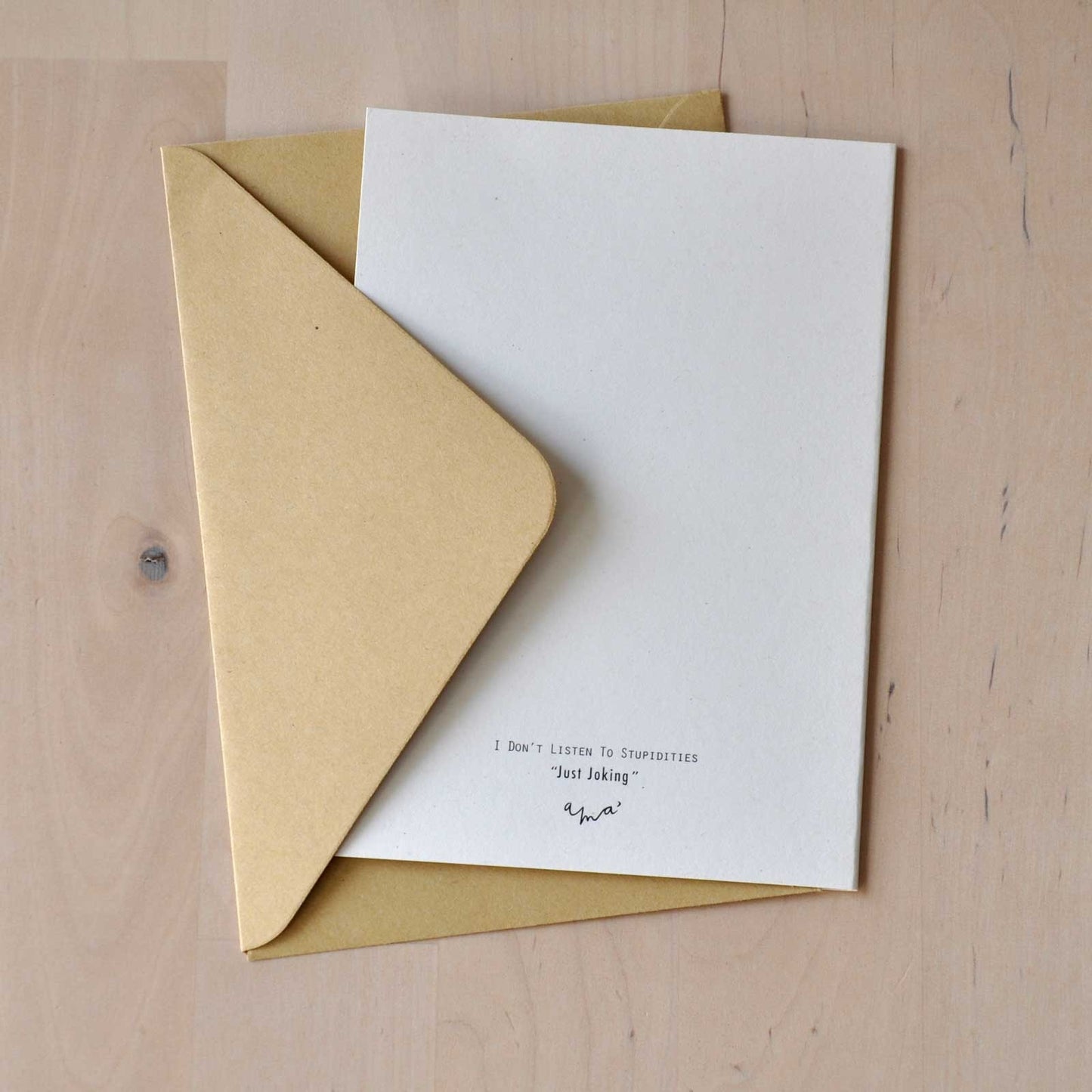 Postal con sobre 'I don't listen to stupidities' – Just Joking A7