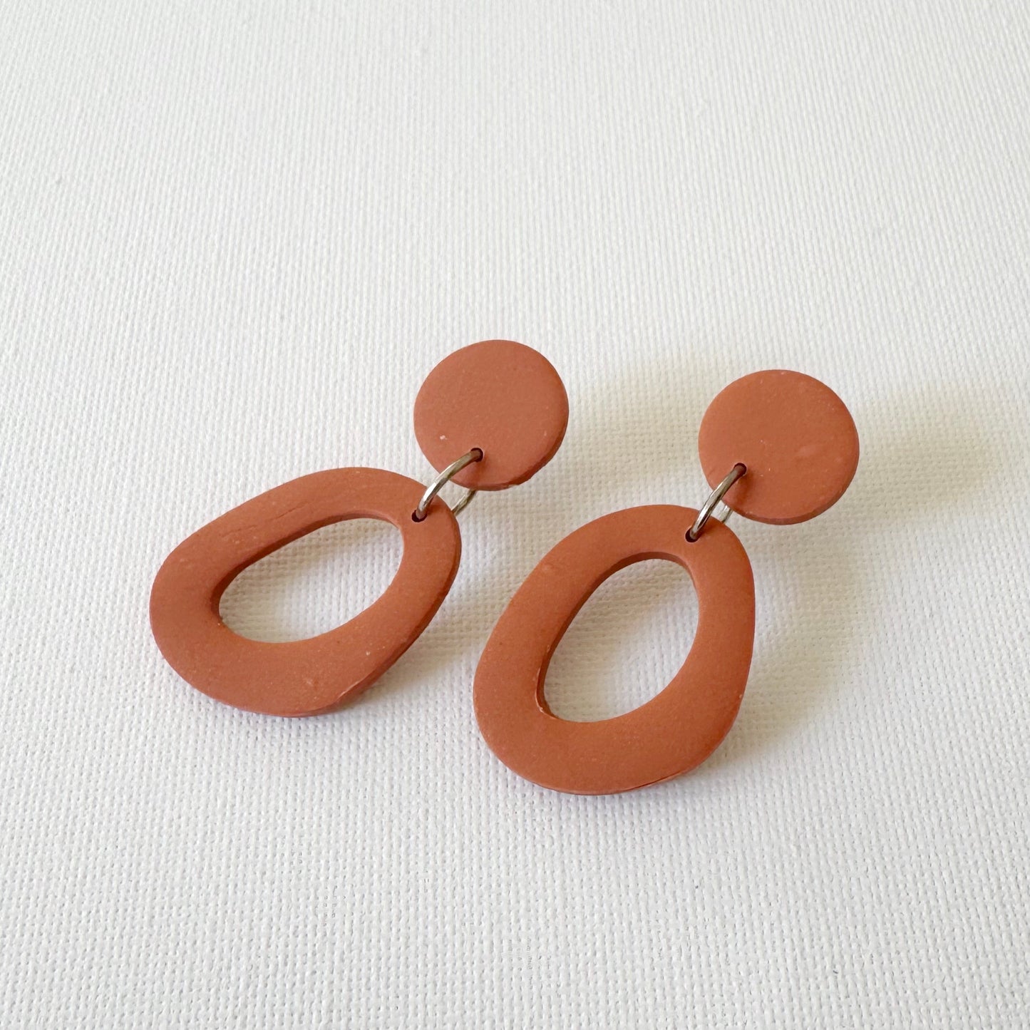 Pendientes Irregulares Teja Liso - Elegancia Natural en Arcilla Polimérica