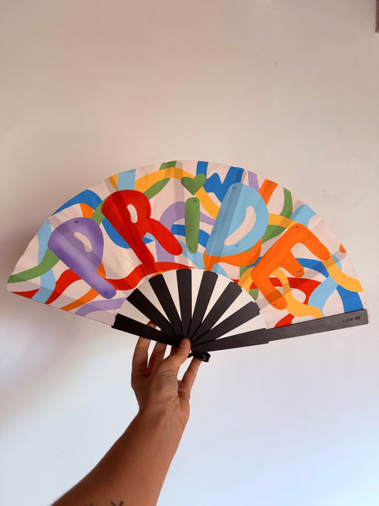 Abanico Pride XL de varillas de madera y tela sublimada – ilustración hecha a mano