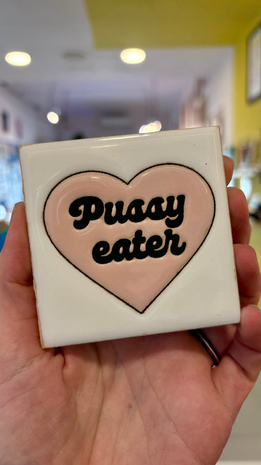 Imán Cerámica Cuerda Seca Pussy Eater – Alejandra Picart
