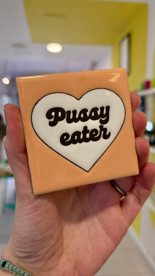 Imán Cerámica Cuerda Seca Pussy Eater – Alejandra Picart