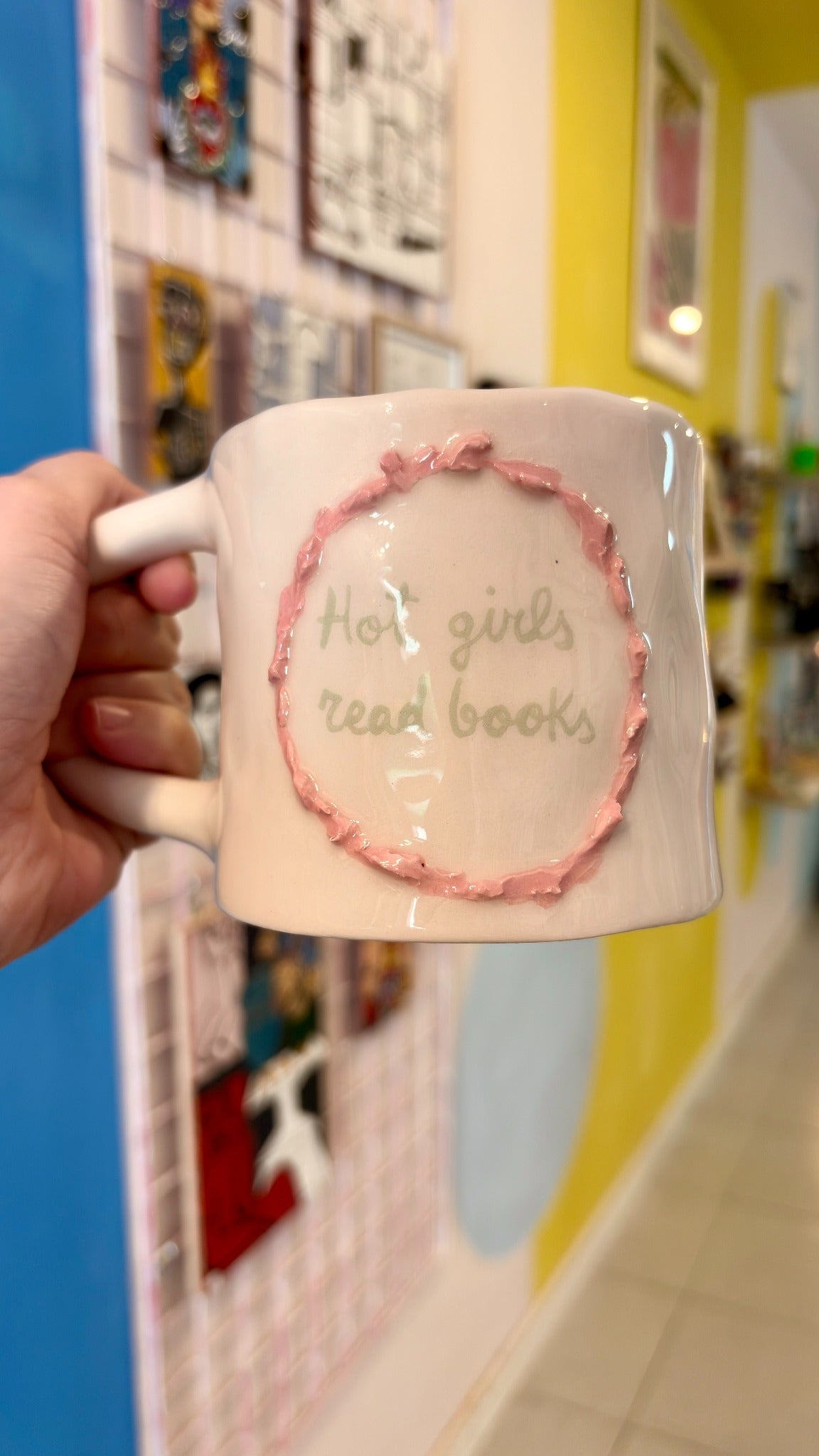 Taza “Hot girls read books” – Cerámica hecha a mano