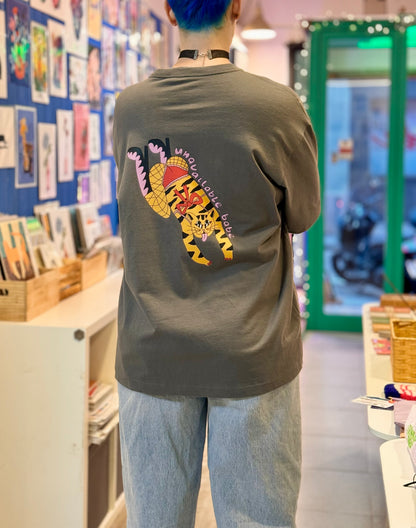 Camiseta Unavailable, babe - Diseño Juani Bengali ft. Poc a Poc  | 100% Algodón orgánico 180 gr.