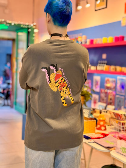 Camiseta Unavailable, babe - Diseño Juani Bengali ft. Poc a Poc  | 100% Algodón orgánico 180 gr.