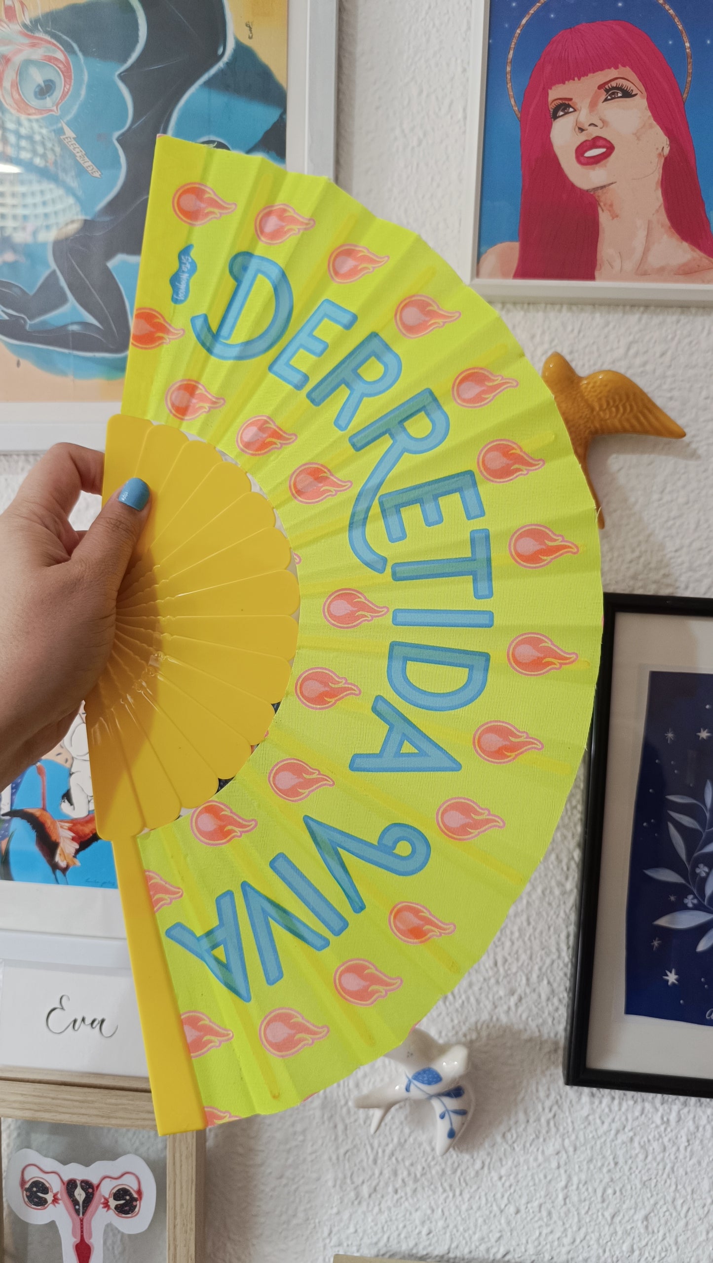 Abanico Ilustrado "Derretida Viva" – Amarillo y Celeste