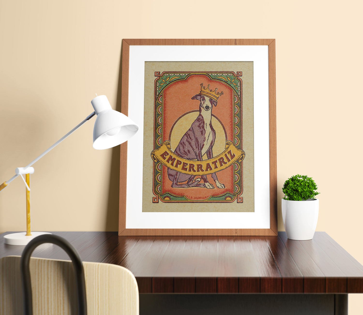 Ilustración A4 impresa sobre papel texturado de 320 g/m². Obra de artista local con una galga majestuosa coronada como emperatriz en estilo medieval y colores vibrantes. Ideal como regalo original y decoración de pared con humor sofisticado.