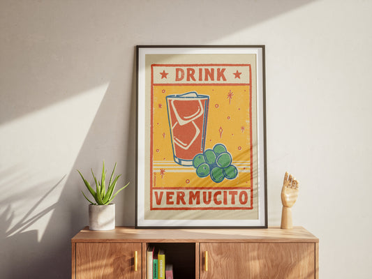 Ilustración A4 impresa sobre papel texturado de 320 g/m². Obra de artista local que celebra un clásico del tapeo: vermut con aceitunas, con colores brillantes y trazo gráfico. Decoración pared original y regalo ideal para fans del vermut y la ilustración gráfica.