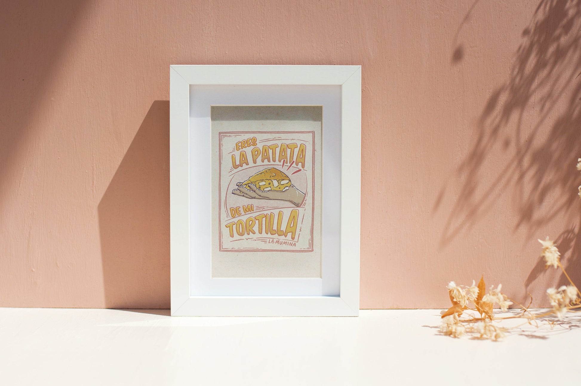 Ilustración A4 impresa sobre papel texturado de 320 g/m². Obra de artista local mostrando una porción de tortilla española con mensaje tierno, en tonos tierra y estética retro. Regalo original y decoración de pared con toque cálido y divertido.