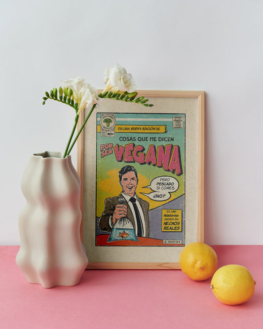 Ilustración A4 impresa sobre papel texturado de 320 g/m². Obra de artista local en formato cómic retro que parodia clichés sobre el veganismo con humor. Viñeta colorida y sarcástica, regalo original y decoración de pared para amantes del humor consciente.