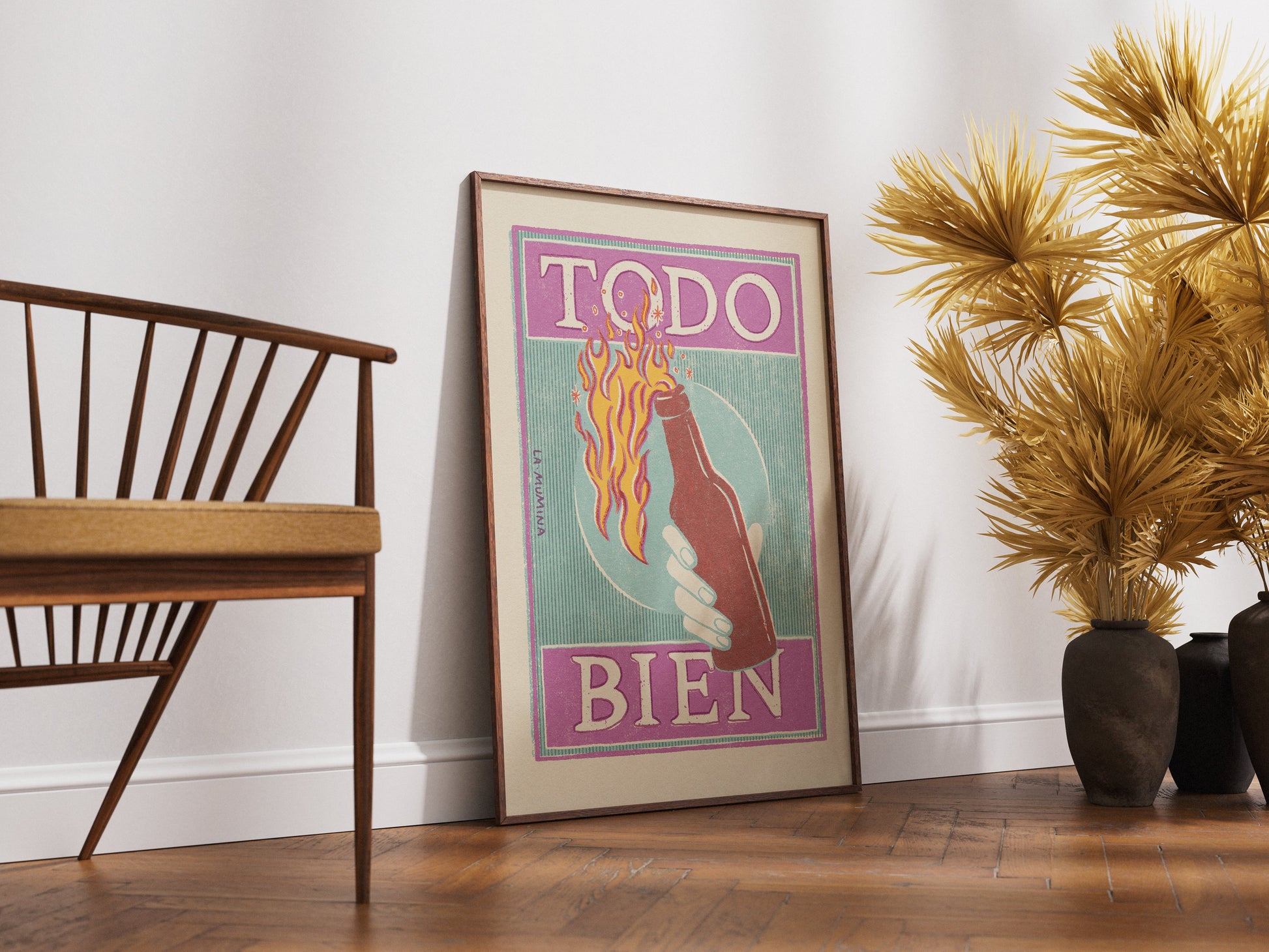 Ilustración A4 impresa sobre papel texturado de 320 g/m². Obra de artista local con botella molotov y texto “TODO BIEN” en colores vibrantes. Pieza irónica y potente, ideal como regalo original y decoración de pared con mensaje gráfico y humorístico.