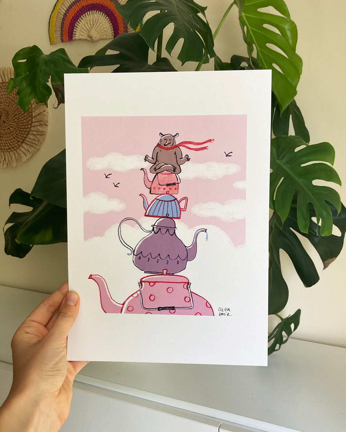 Ilustración impresa sobre papel texturado de alta calidad. Obra de artista local con diseño minimalista y armónico. Perfecta como regalo original y decoración de pared.
