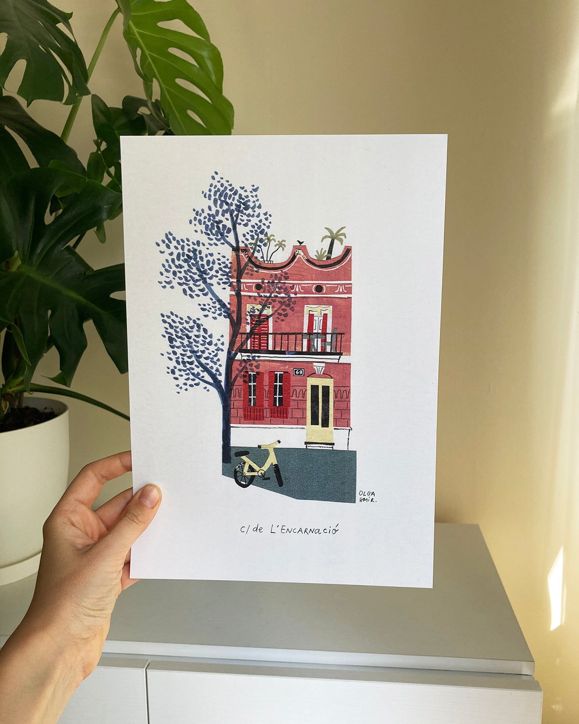 Ilustración impresa sobre papel texturado de alta calidad. Obra de artista local inspirada en un rincón de Barcelona. Regalo original y decoración de pared con encanto local.
