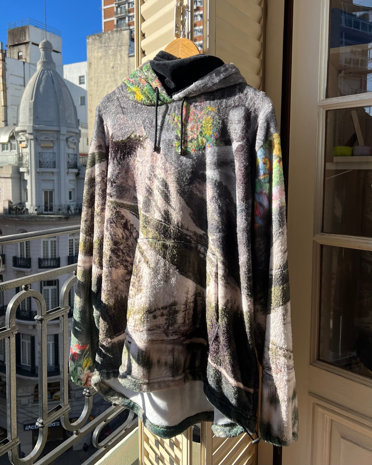 Sudadera Prensa - Obra Textil Colaborativa de Polar Soft | Carola Oliveri y Franga Ure