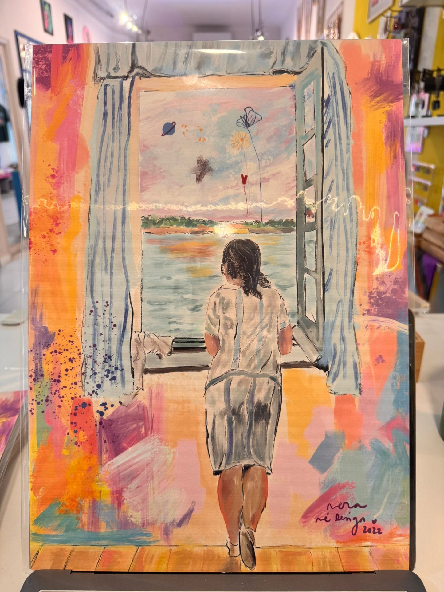 Lámina decorativa A3. Mujer mirando por la ventana