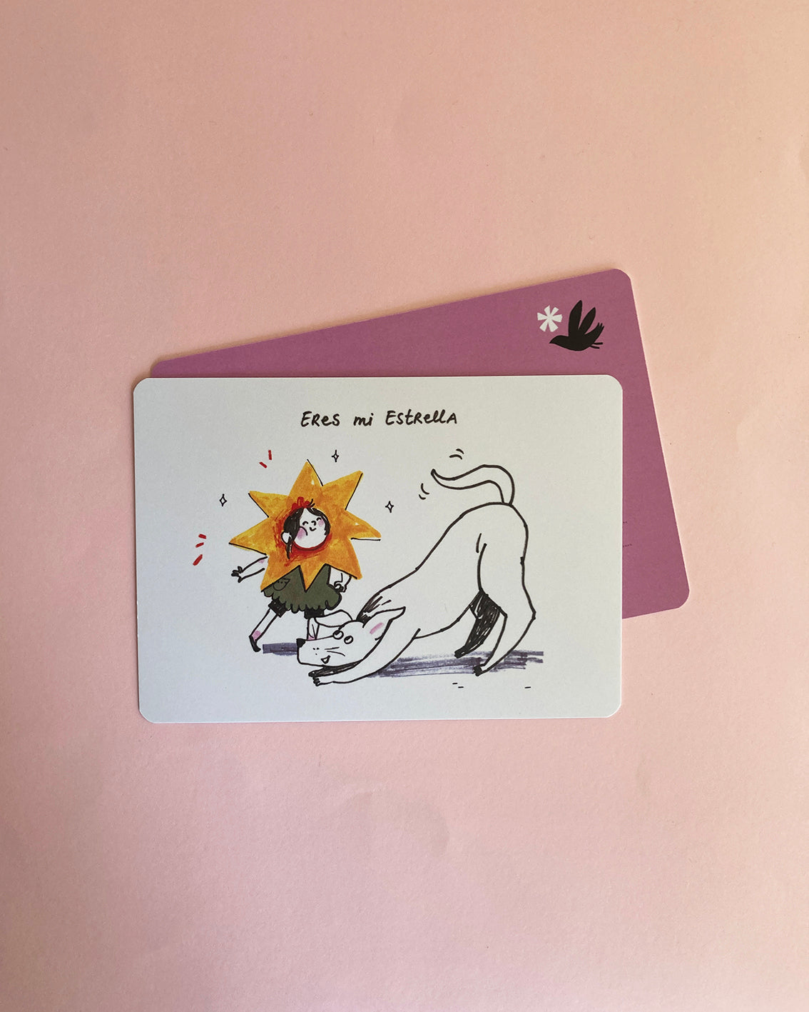 Tarjeta ilustrada impresa en papel de alta calidad. Mensaje tierno y cósmico, ideal para regalar a alguien especial. Obra de artista local con diseño único.