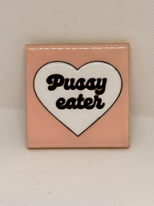 Imán Azulejo Pussy Eater Corazón Blanco Fondo Rosa - Cerámica Cuerda Seca