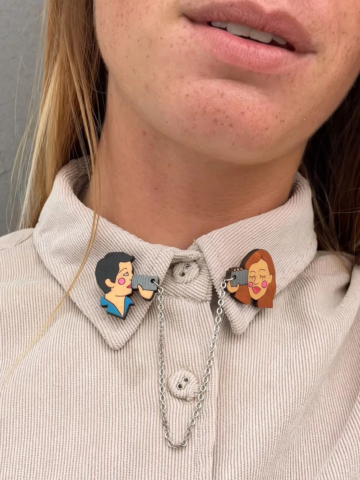 Pins de Cuello: Teléfono de Latas