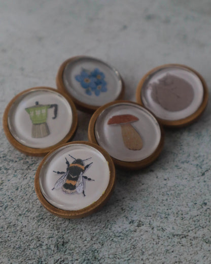 Broche Nomeolvides – Madera y Cristal