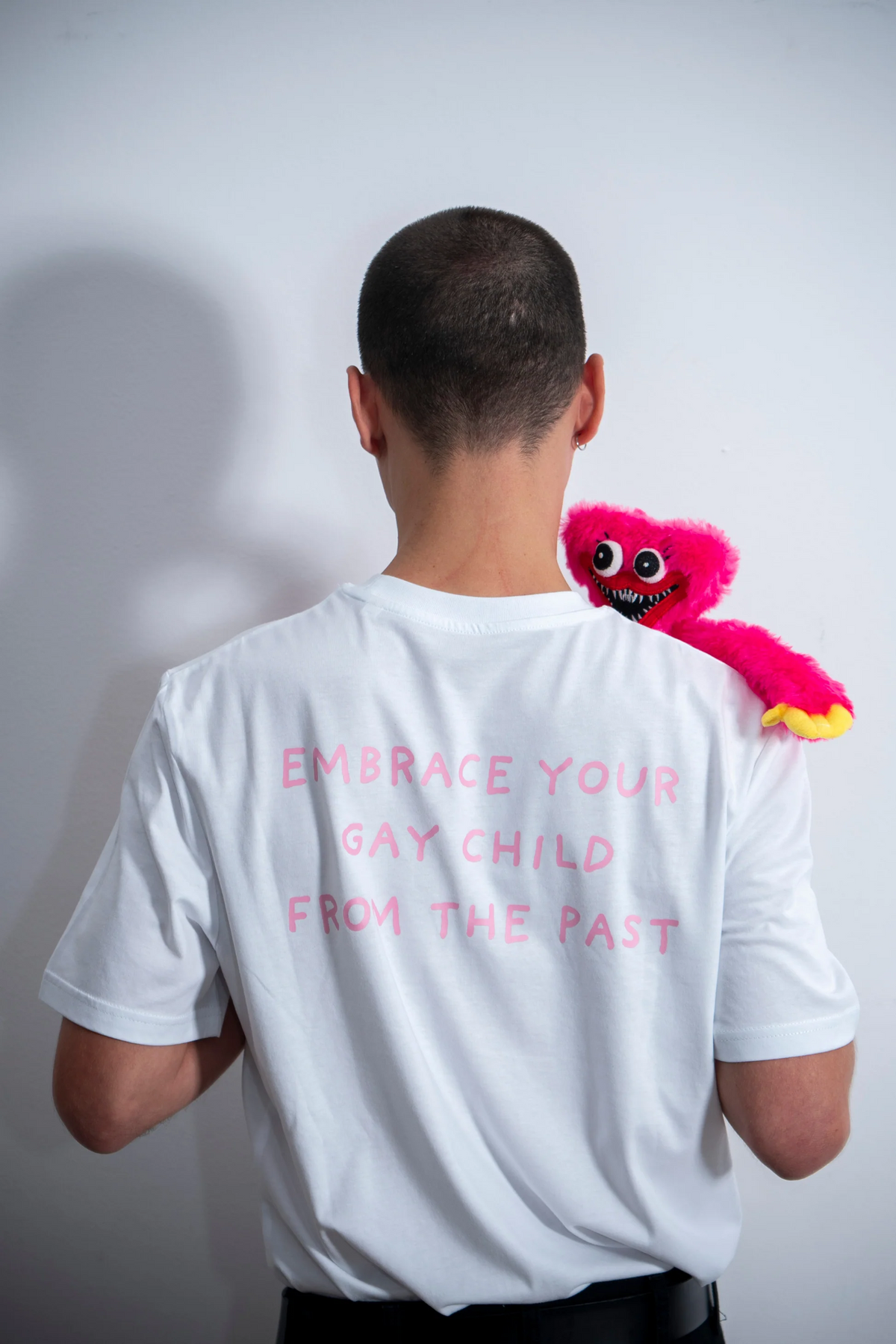 Camiseta con estampado: EMBRACE YOUR GAY CHILD FROM THE PAST (Blanco)