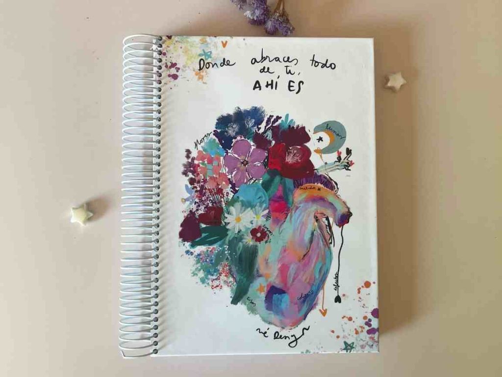 cuaderno hojas con líneas donde abraces todo de ti