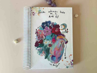cuaderno hojas con líneas donde abraces todo de ti