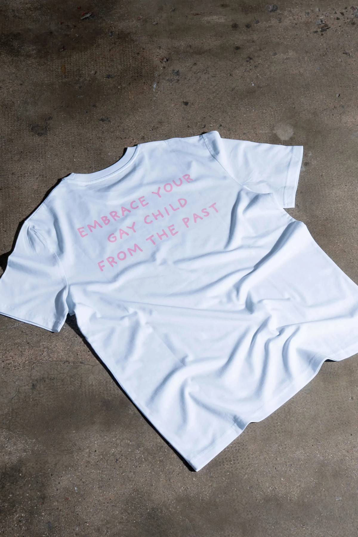 Camiseta con estampado: EMBRACE YOUR GAY CHILD FROM THE PAST (Blanco)