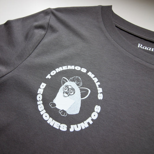 Camiseta Negra Furby "Tomemos Malas Decisiones Juntos" - Algodón Orgánico