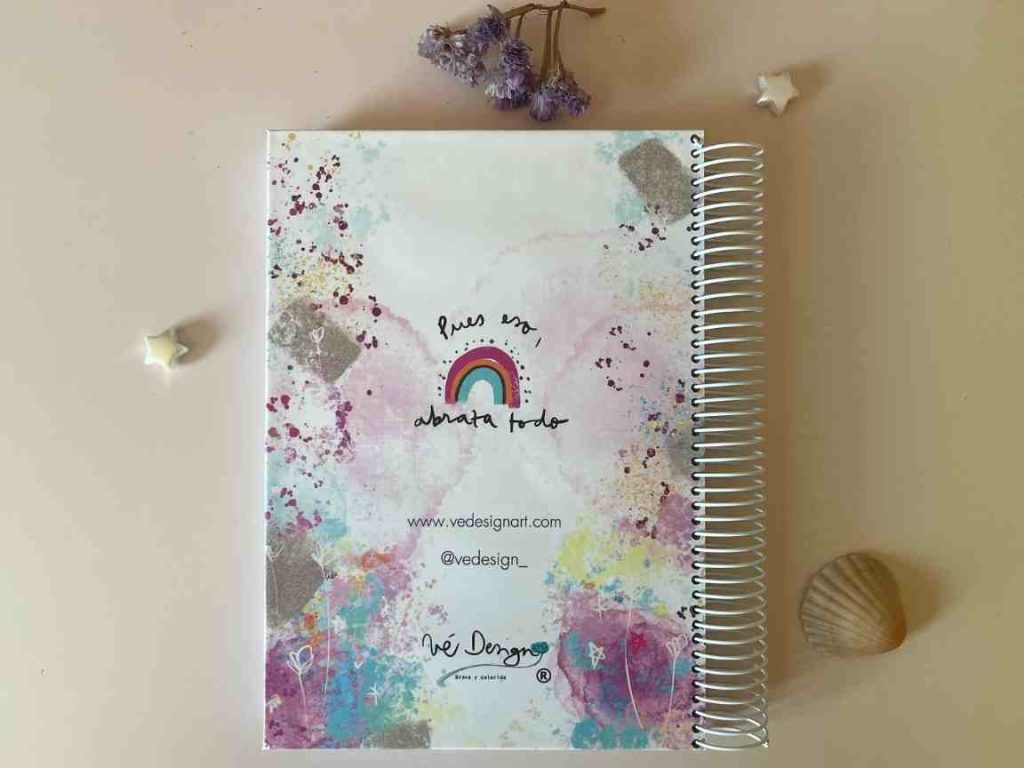 cuaderno hojas con líneas donde abraces todo de ti