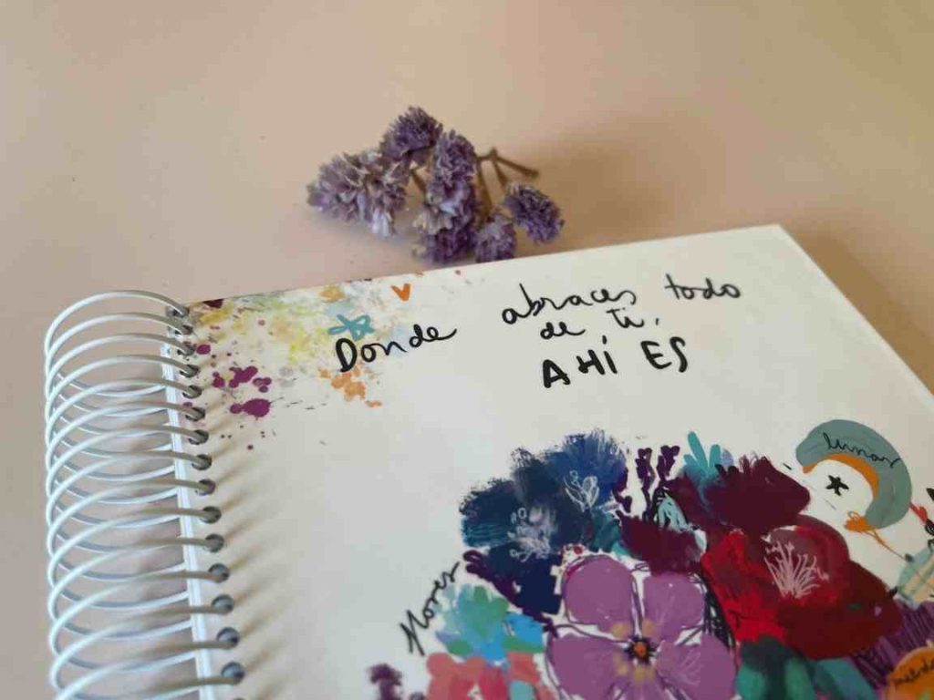 cuaderno hojas con líneas donde abraces todo de ti