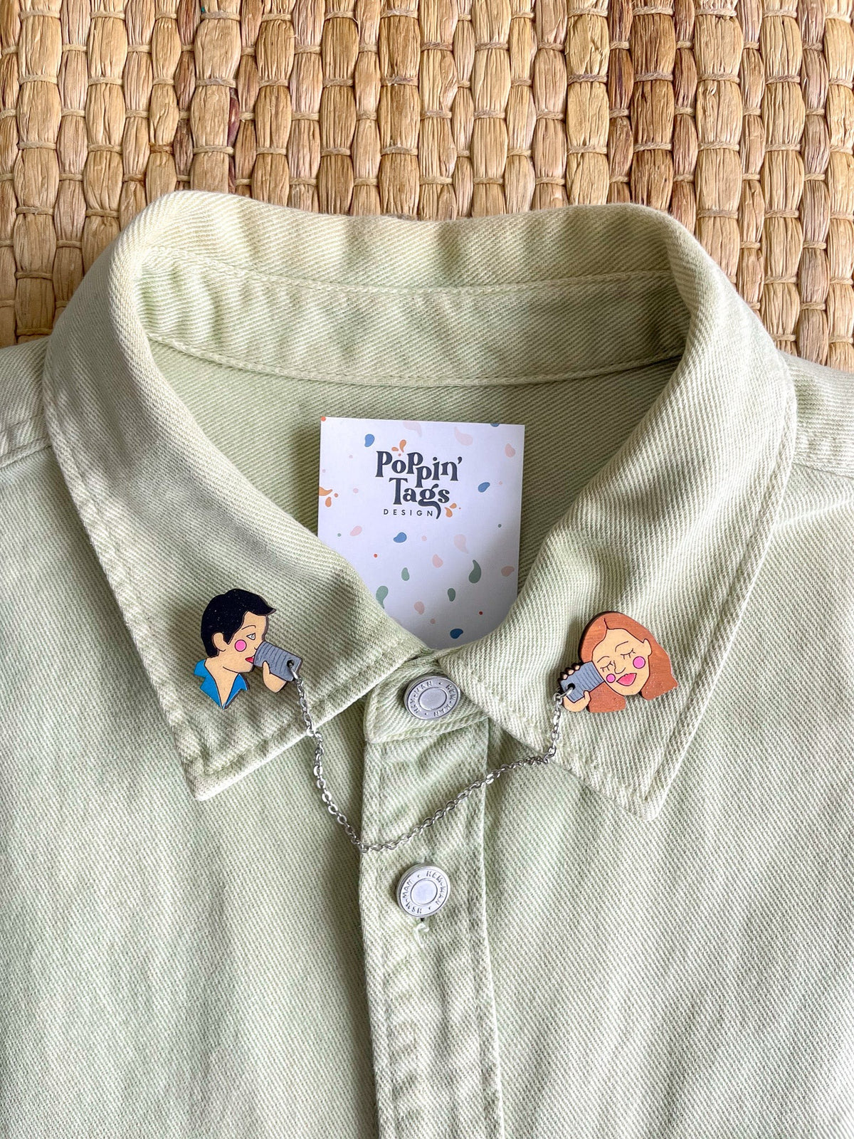 Pins de Cuello: Teléfono de Latas