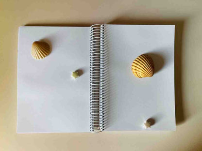 Cuaderno Artesanal A5 "Sol, olas y tus locuras" – Hojas totalmente en blanco - Anillado a mano