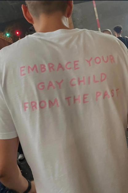 Camiseta con estampado: EMBRACE YOUR GAY CHILD FROM THE PAST (Blanco)