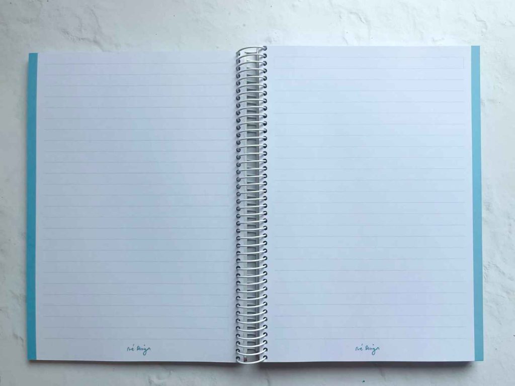 cuaderno hojas con líneas donde abraces todo de ti