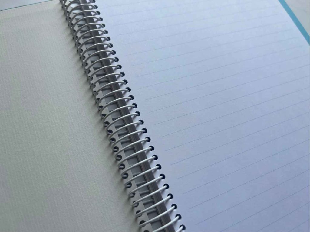 cuaderno hojas con líneas donde abraces todo de ti