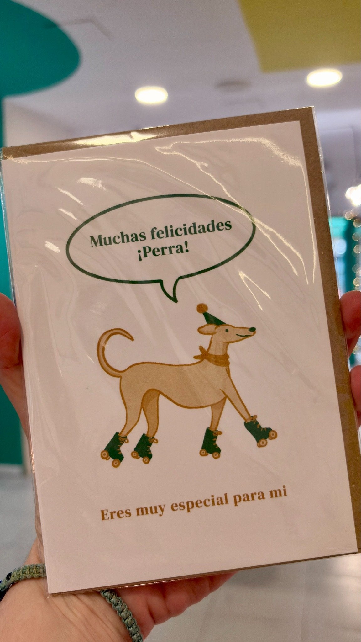 Tarjeta de cumpleaños “Muchas felicidades perra” – galgo con patines
