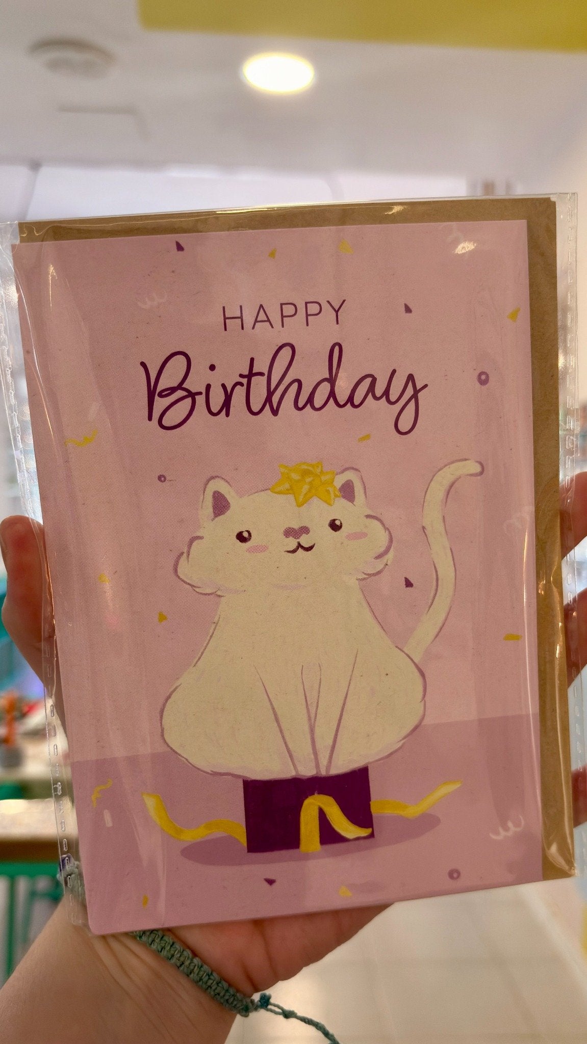 Tarjeta “Happy Birthday” con gato en caja regalo