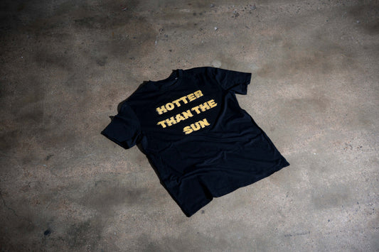 Camiseta con estampado: HOTTER THAN THE SUN glitter amarillo