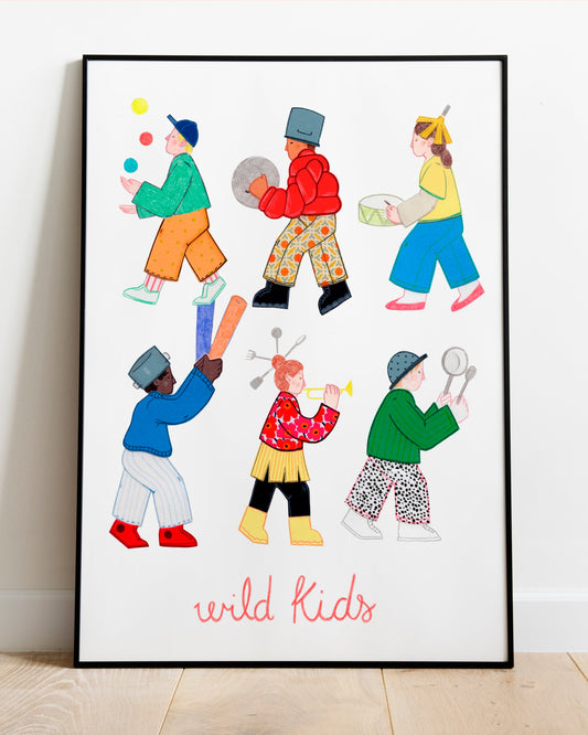 Ilustración A4 en papel texturado de alta calidad. Escena infantil libre y salvaje de artista local. Regalo original y decoración de pared con espíritu lúdico.